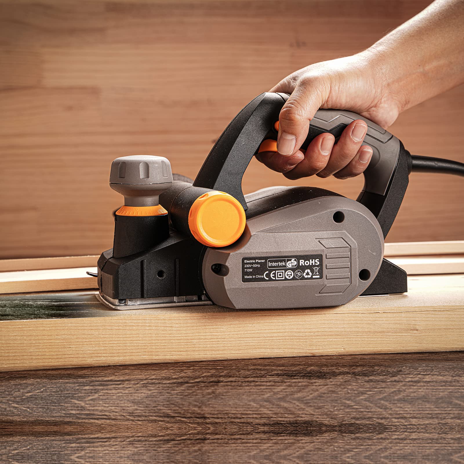 Jellas Electric Planer, Voltage 230-240V Electric Hand Planer, 16000RPM Planer, with 2 Reversible HSS Blades, 2mm Adjustable Cut Depth, Parallel Fence Bracket, Ideal Planer Woodworking, EP710